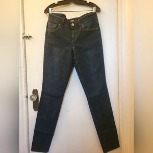 Point Zero women's like new dark wash skinny leg jeans size 6
